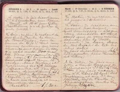 <p>— Lundi 5 FÉVRIER. <br class='autobr' />
Le matin : Je fais décortiquer<br class='autobr' />
27 kg d'épeautre pour Rosine<br class='autobr' />
Conil et 16 kg pour Gilly<br class='autobr' />
Barthélémy Je n'en fais qu'une<br class='autobr' />
seule passe</p>
<p>Le soir : Je vends le restant de<br class='autobr' />
mes choux contre la terre<br class='autobr' />
de Bruis Isidore, pour la<br class='autobr' />
somme de 6 F le tout Nous<br class='autobr' />
sommes convenus que nous<br class='autobr' />
changeons pour du son<br class='autobr' />
J'y vends aussi 900 grammes<br class='autobr' />
de vieux journaux qu'elle<br class='autobr' />
me paye 1 F 50 : ensuite Adrien<br class='autobr' />
Dumont étant venu m'<br class='autobr' />
aider, nous ventons et<br class='autobr' />
raffinons ses 29 kilos<br class='autobr' />
d'épeautre et j'en fais<br class='autobr' />
encore décortiquer 41 kg<br class='autobr' />
pour Félix Aumage (dit<br class='autobr' />
Maille) de La Farette<br class='autobr' />
Je lave une chemise et une<br class='autobr' />
mauvaise sache <br />— Recettes :	1 F 50 c <br />— Mardi 6 FÉVRIER. <br class='autobr' />
Le matin : Je me repose au<br class='autobr' />
lit jusqu'à 10 heures</p>
<p>Le soir : Je prépare une<br class='autobr' />
paquet contenant : un<br class='autobr' />
gros saucisson et cinq<br class='autobr' />
œufs que je veux expédier<br class='autobr' />
demain par la Poste<br class='autobr' />
Ensuite : je lave deux <br class='autobr' />
de mes draps de lit les<br class='autobr' />
plus sales<br class='autobr' />
Je fais décortiquer 44 kg<br class='autobr' />
d'épeautre pour Coullet<br class='autobr' />
(dit Letton)</p>
<p>A la veillée : Je fais une <br class='autobr' />
lettre à Daniel Raspail au<br class='autobr' />
9° Cuirassiers 2° Eson 4° Peloton<br class='autobr' />
/à Lyon/<br class='autobr' />
J'en fais encore<br class='autobr' />
une à H. Cérès 55 bould des<br class='autobr' />
Brotteaux et une 3° au<br class='autobr' />
Médecin-chef du Centre d'<br class='autobr' />
Appareillage toutes trois<br class='autobr' />
pour Lyon</p>© Essaillon
