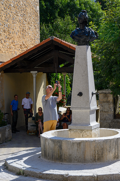 La fontaine restaurée et le bronzier (24-08-2023)